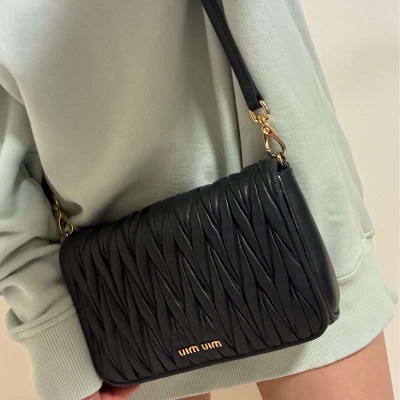 專櫃購入 MIUMIU 黑色迷你手袋 黑色小羊皮 金釦皮鍊 MIU MIU Matelassé納帕軟皮迷你手袋-3