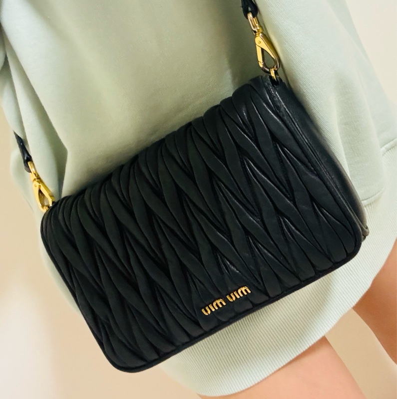 專櫃購入 MIUMIU 黑色迷你手袋 黑色小羊皮 金釦皮鍊 MIU MIU Matelassé納帕軟皮迷你手袋-4