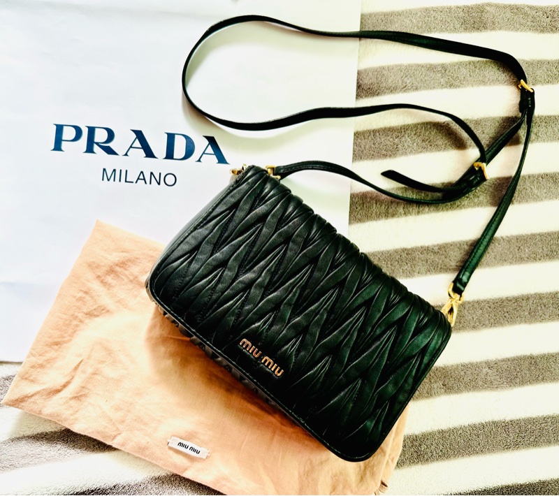 專櫃購入 MIUMIU 黑色迷你手袋 黑色小羊皮 金釦皮鍊 MIU MIU Matelassé納帕軟皮迷你手袋-5