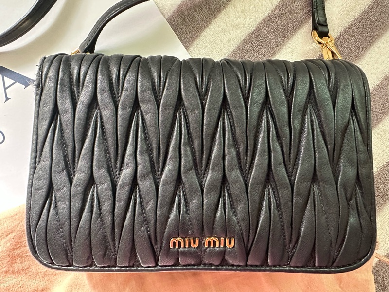 專櫃購入 MIUMIU 黑色迷你手袋 黑色小羊皮 金釦皮鍊 MIU MIU Matelassé納帕軟皮迷你手袋-6