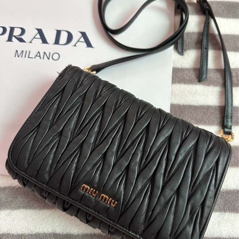 專櫃購入 MIUMIU 黑色迷你手袋 黑色小羊皮 金釦皮鍊 MIU MIU Matelassé納帕軟皮迷你手袋-7