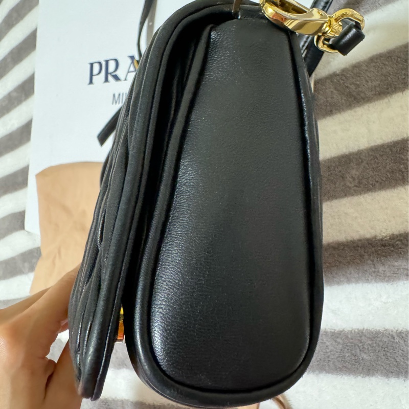 專櫃購入 MIUMIU 黑色迷你手袋 黑色小羊皮 金釦皮鍊 MIU MIU Matelassé納帕軟皮迷你手袋-8