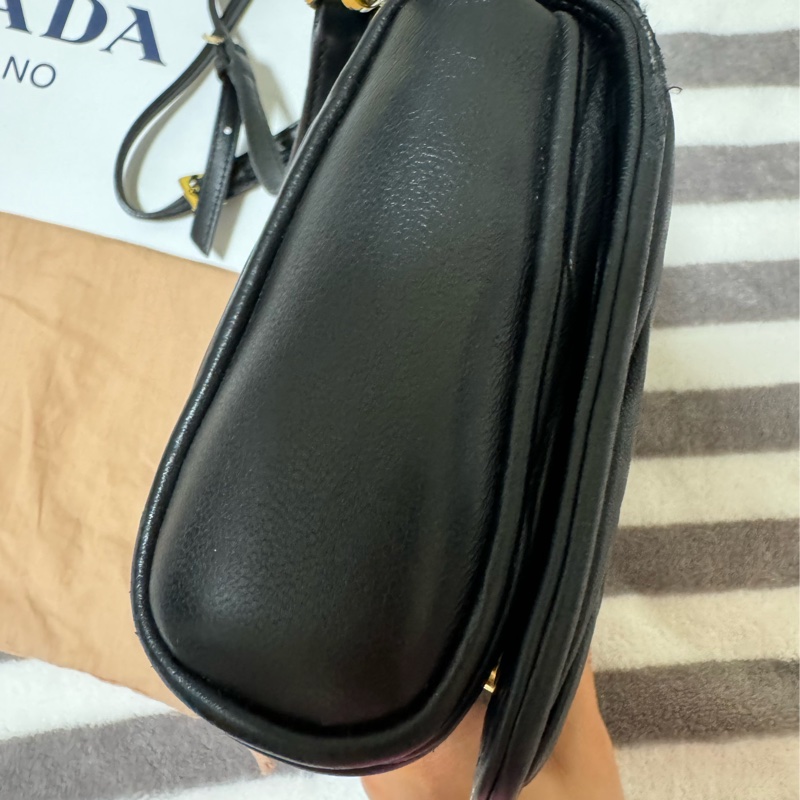 專櫃購入 MIUMIU 黑色迷你手袋 黑色小羊皮 金釦皮鍊 MIU MIU Matelassé納帕軟皮迷你手袋-9