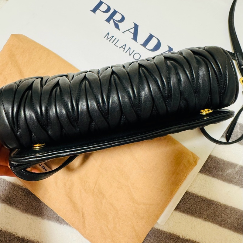 專櫃購入 MIUMIU 黑色迷你手袋 黑色小羊皮 金釦皮鍊 MIU MIU Matelassé納帕軟皮迷你手袋-11