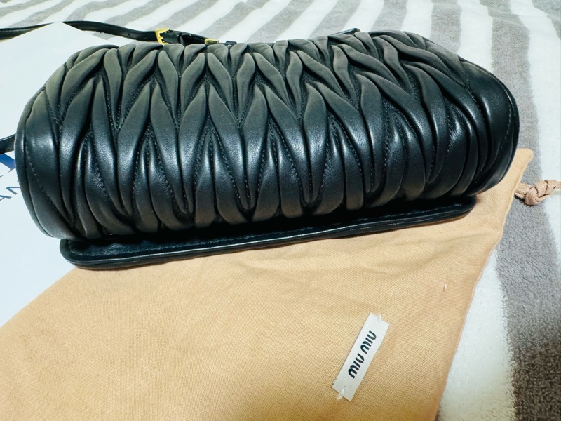 專櫃購入 MIUMIU 黑色迷你手袋 黑色小羊皮 金釦皮鍊 MIU MIU Matelassé納帕軟皮迷你手袋-12