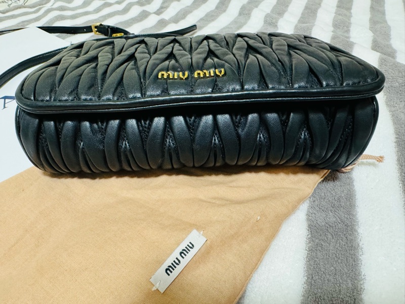 專櫃購入 MIUMIU 黑色迷你手袋 黑色小羊皮 金釦皮鍊 MIU MIU Matelassé納帕軟皮迷你手袋-13