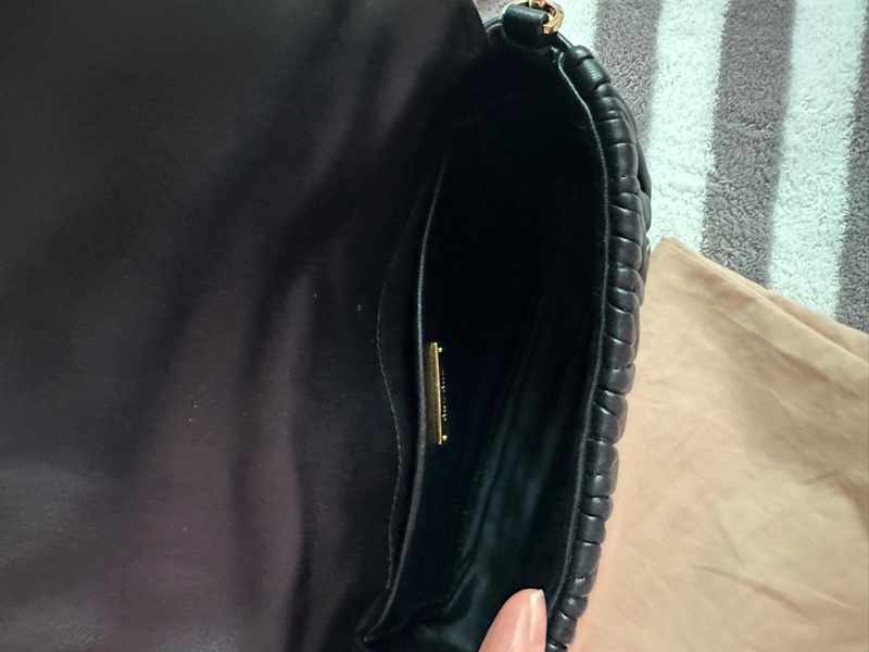 專櫃購入 MIUMIU 黑色迷你手袋 黑色小羊皮 金釦皮鍊 MIU MIU Matelassé納帕軟皮迷你手袋-15