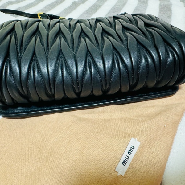 專櫃購入 MIUMIU 黑色迷你手袋 黑色小羊皮 金釦皮鍊 MIU MIU Matelassé納帕軟皮迷你手袋-18
