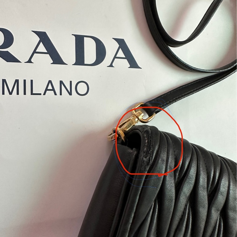 專櫃購入 MIUMIU 黑色迷你手袋 黑色小羊皮 金釦皮鍊 MIU MIU Matelassé納帕軟皮迷你手袋-19