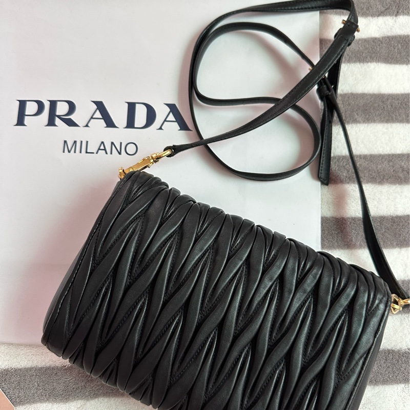 專櫃購入 MIUMIU 黑色迷你手袋 黑色小羊皮 金釦皮鍊 MIU MIU Matelassé納帕軟皮迷你手袋-21