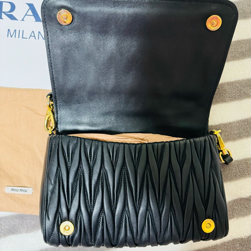 專櫃購入 MIUMIU 黑色迷你手袋 黑色小羊皮 金釦皮鍊 MIU MIU Matelassé納帕軟皮迷你手袋-22