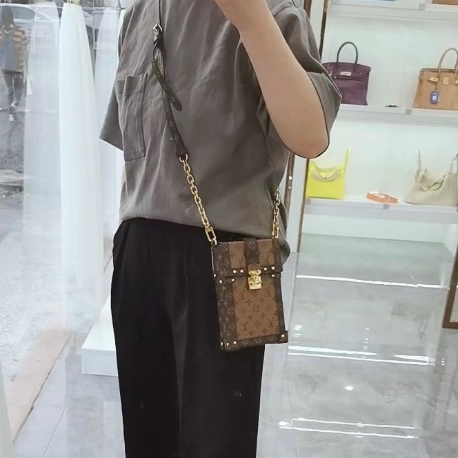 LV M67873 經典老花拼色手機鏈條包-21