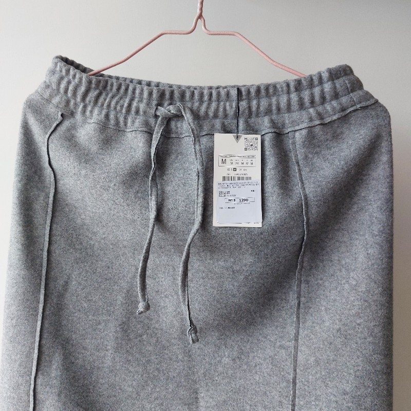 全新 ZARA高腰中長裙 ,剛買 尺寸不合 折價售,吊牌還在
顏色:深灰色-6