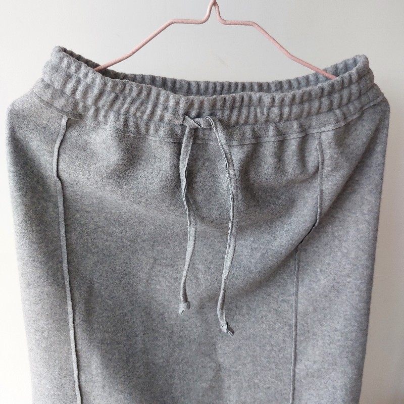 全新 ZARA高腰中長裙 ,剛買 尺寸不合 折價售,吊牌還在
顏色:深灰色-7