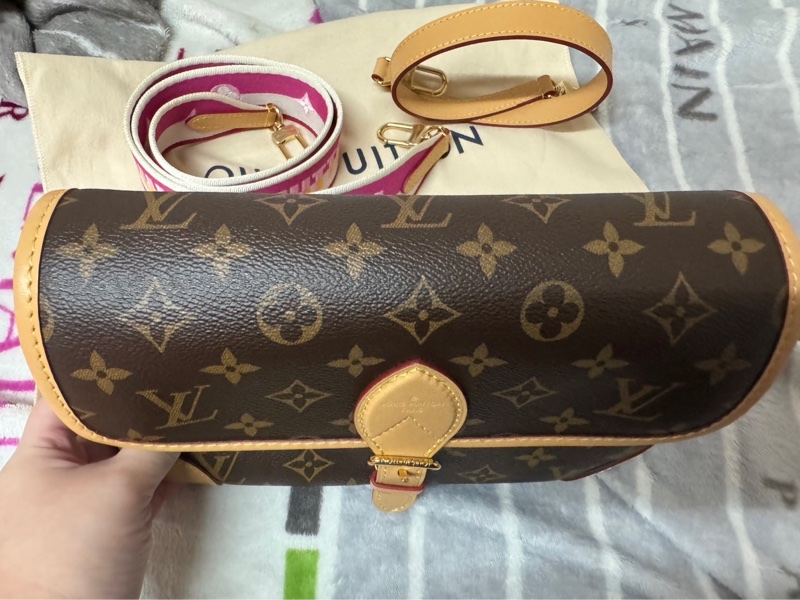 LV Diane  M45985  Monogram法棍包 斜背 帆布 側背包-4