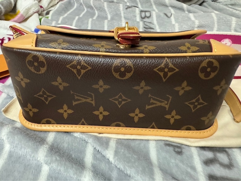 LV Diane  M45985  Monogram法棍包 斜背 帆布 側背包-16