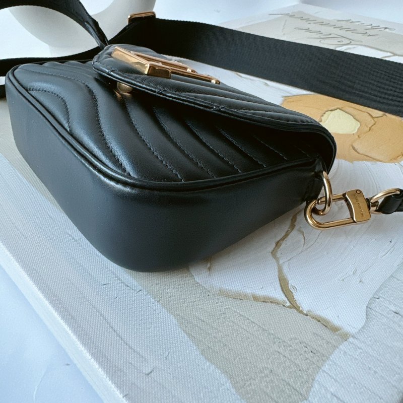 LV New Wave Multi-Pochette 絎縫小牛皮二合一斜背包 M56461-2