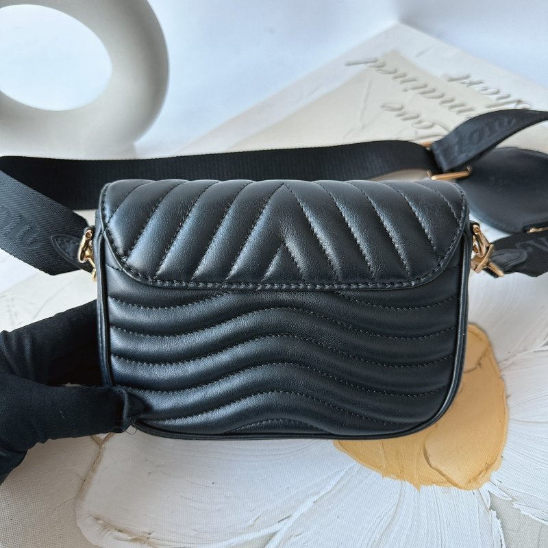 LV New Wave Multi-Pochette 絎縫小牛皮二合一斜背包 M56461-4