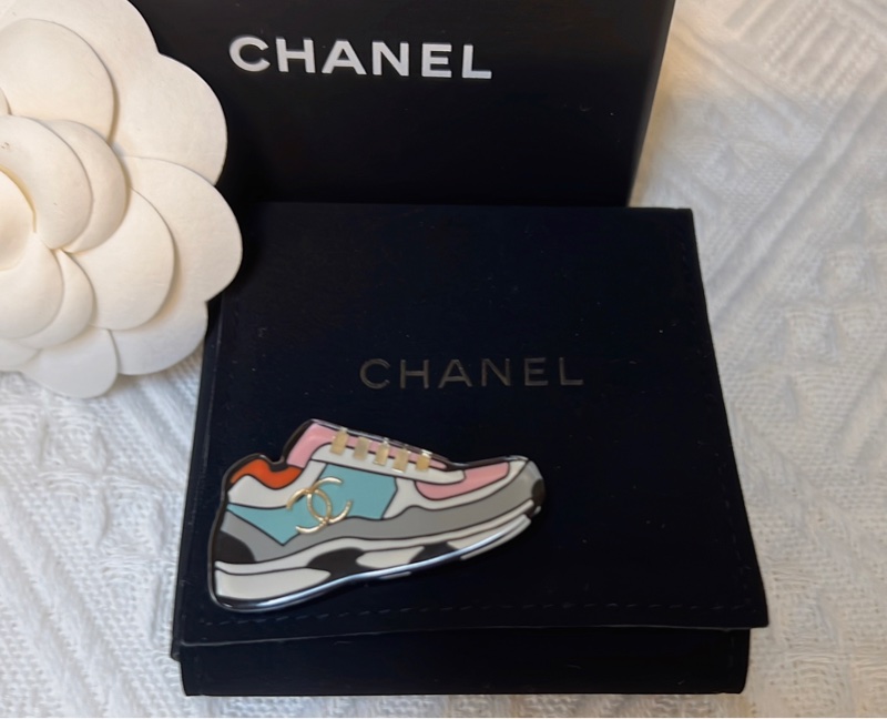 Chanel 壓克力球鞋胸針-1