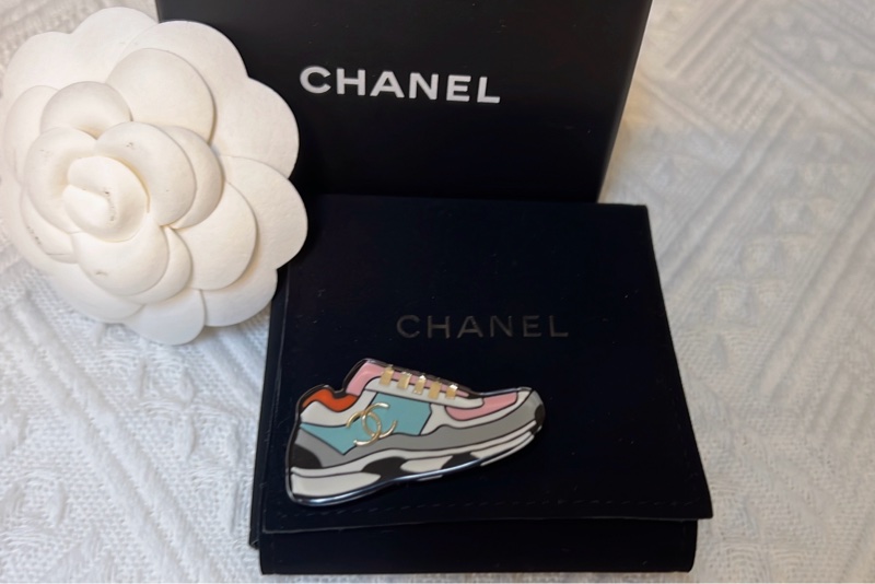 Chanel 壓克力球鞋胸針-4