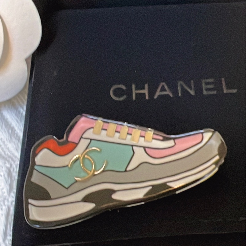 Chanel 壓克力球鞋胸針-5