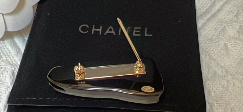Chanel 壓克力球鞋胸針-7