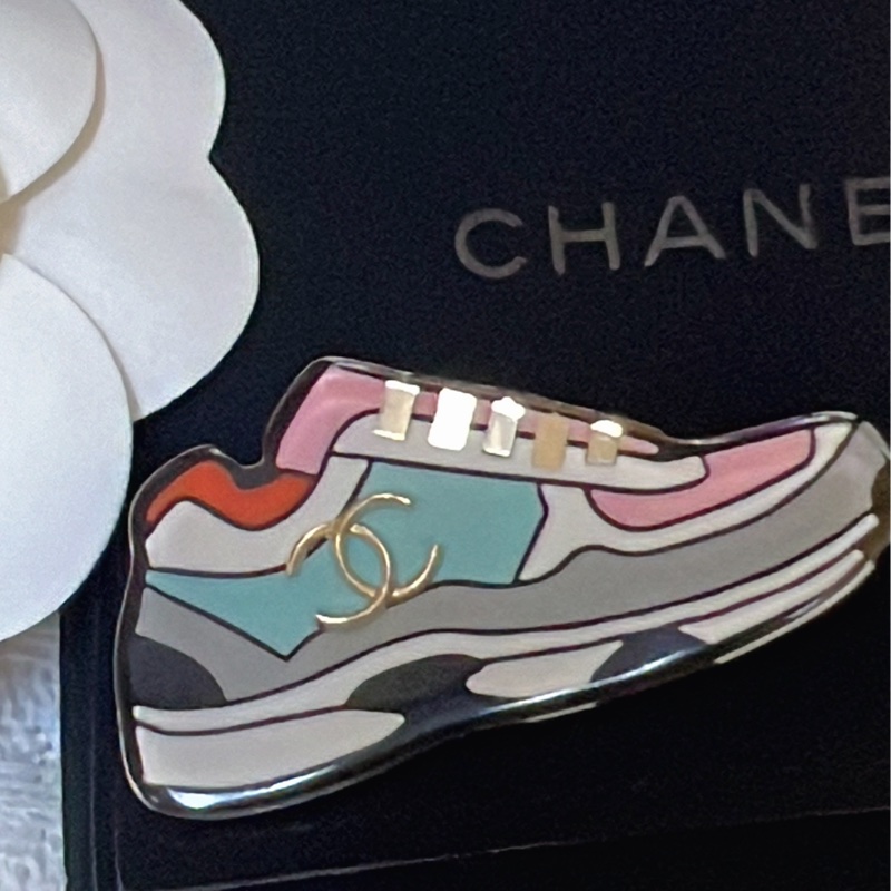 Chanel 壓克力球鞋胸針-9