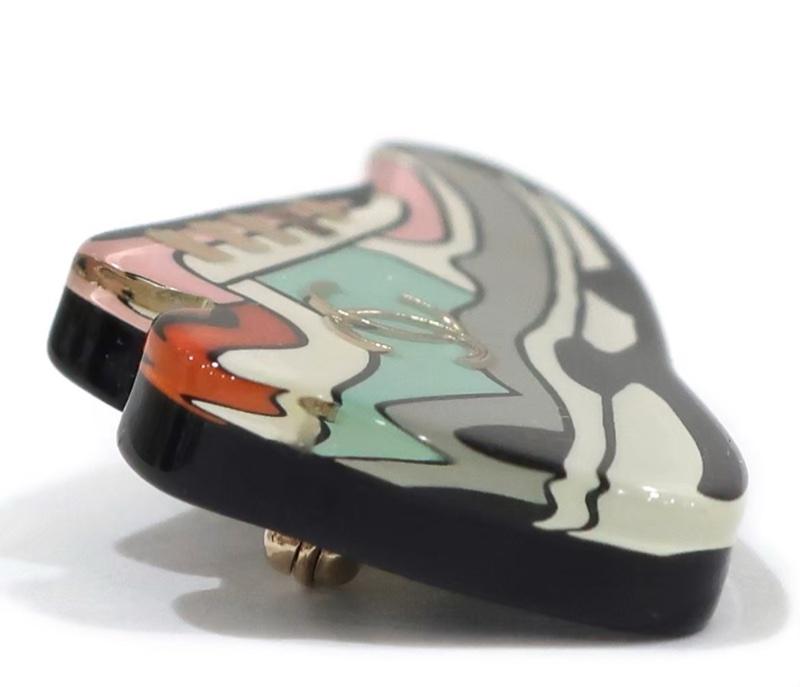 Chanel 壓克力球鞋胸針-13