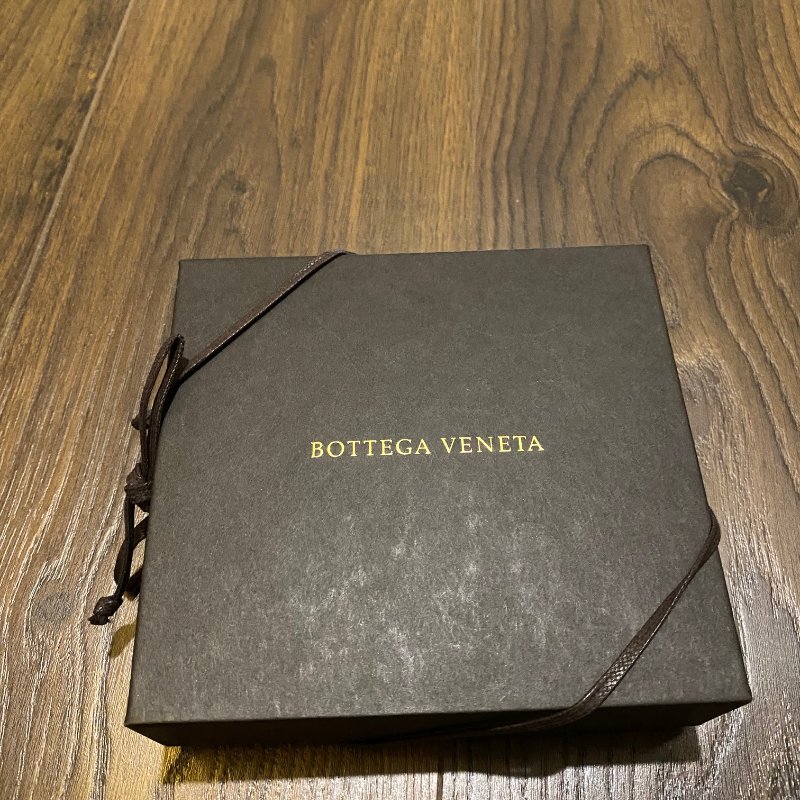 全新 BOTTEGA VENETA 經典編織小牛皮對開8卡短夾(大象灰)-1