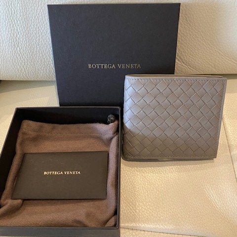 全新 BOTTEGA VENETA 經典編織小牛皮對開8卡短夾(大象灰)-0