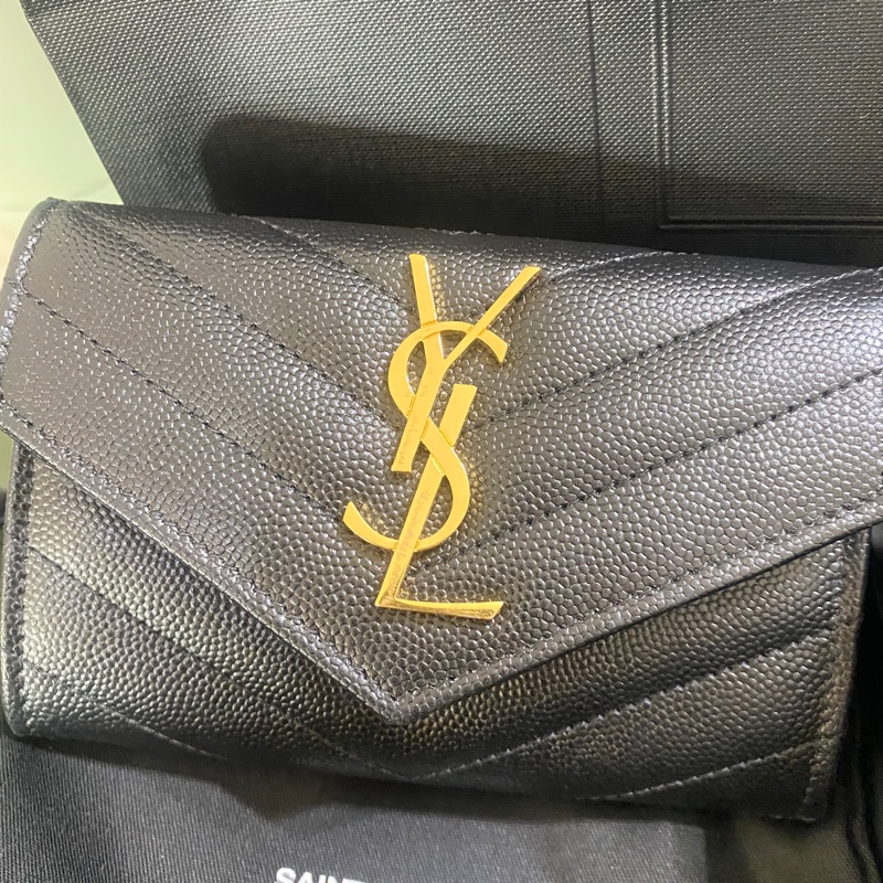 SAINT LAURENT  YSL MONOGRAM粒面壓紋皮革小型信封錢包-1