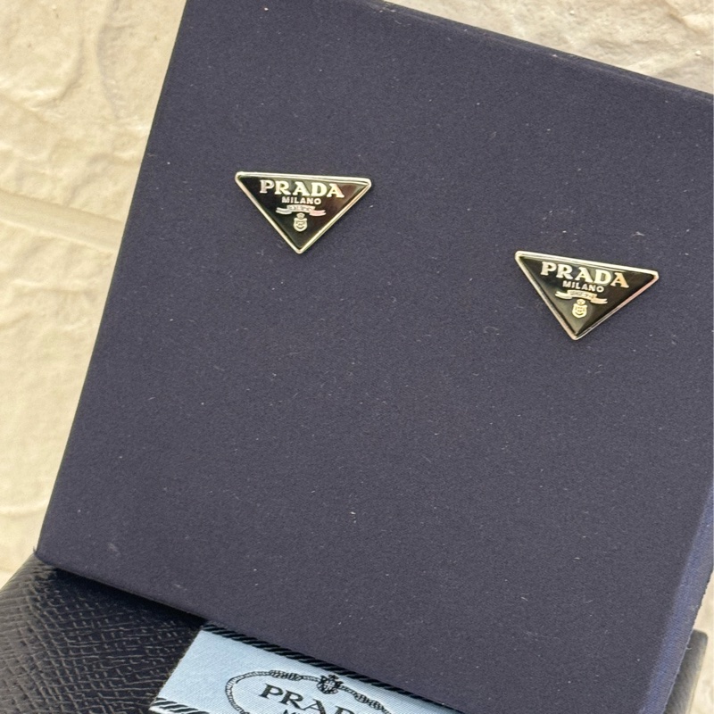 prada黑色三角鐵牌耳環-0