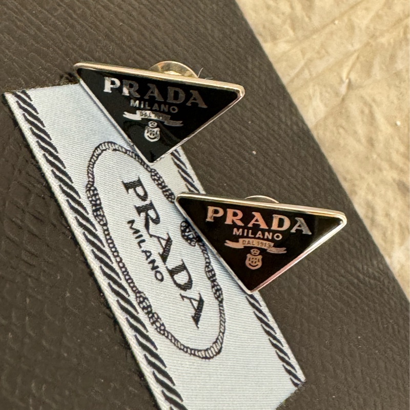 prada黑色三角鐵牌耳環-1