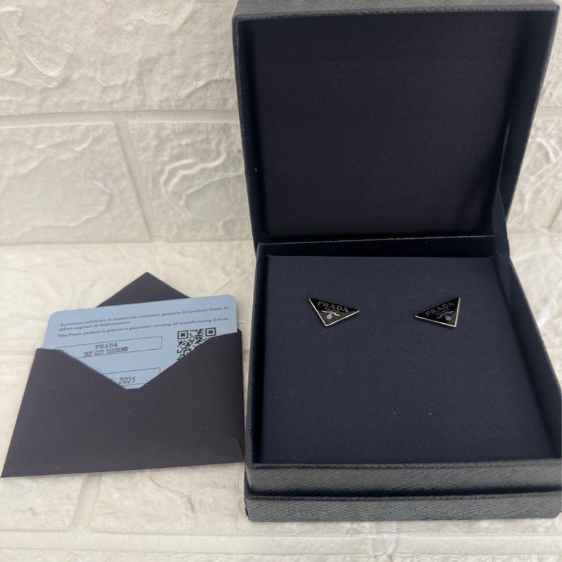 prada黑色三角鐵牌耳環-2