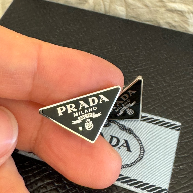 prada黑色三角鐵牌耳環-3