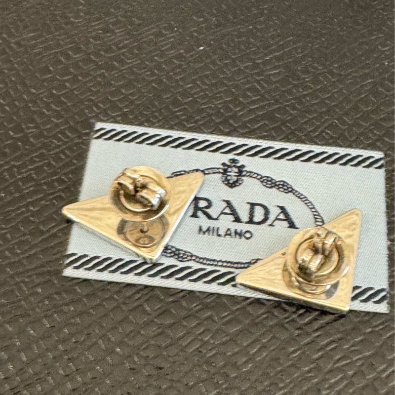 prada黑色三角鐵牌耳環-4