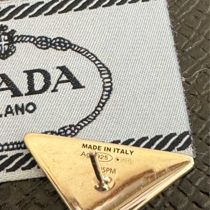 prada黑色三角鐵牌耳環-6