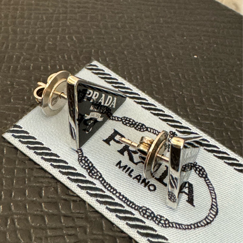 prada黑色三角鐵牌耳環-7