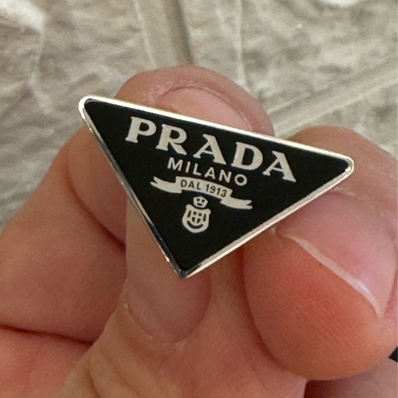 prada黑色三角鐵牌耳環-8