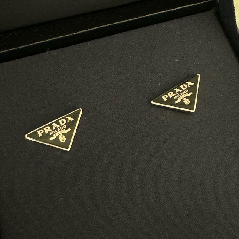 prada黑色三角鐵牌耳環-10