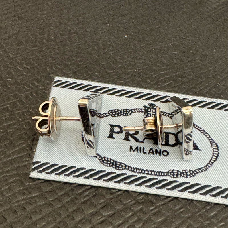 prada黑色三角鐵牌耳環-14