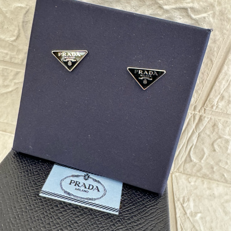 prada黑色三角鐵牌耳環-15