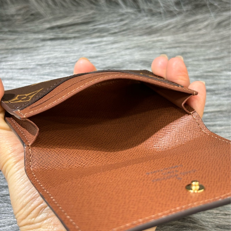 LV M63801 老花 原花 咖皮 金釦 名片夾 卡包 皮夾 零錢包 卡夾-13