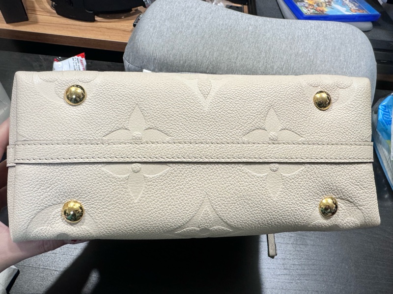 LV carryall 小號奶油白-7