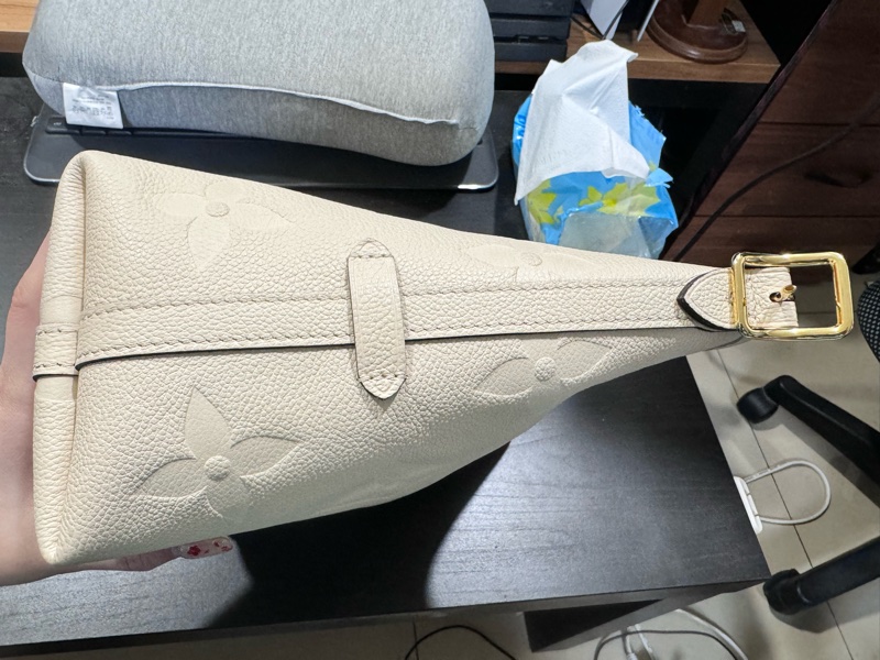 LV carryall 小號奶油白-10