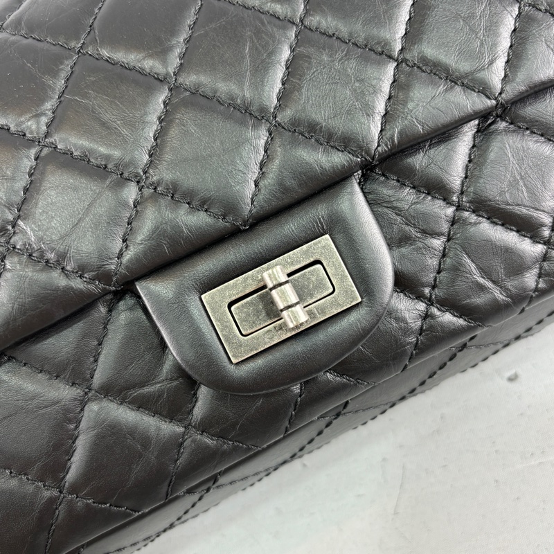 Chanel A37586黑復古牛皮銀扣2.55口蓋包中號-12