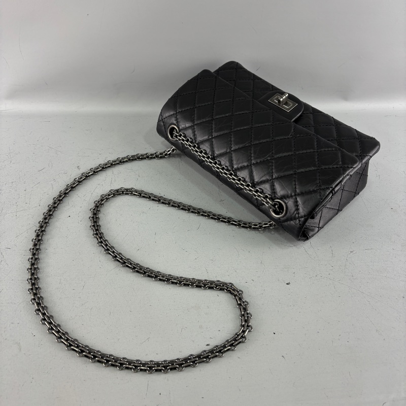 Chanel A37586黑復古牛皮銀扣2.55口蓋包中號-14