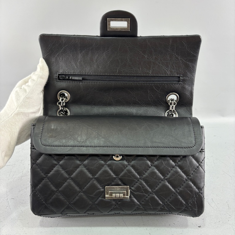 Chanel A37586黑復古牛皮銀扣2.55口蓋包中號-15