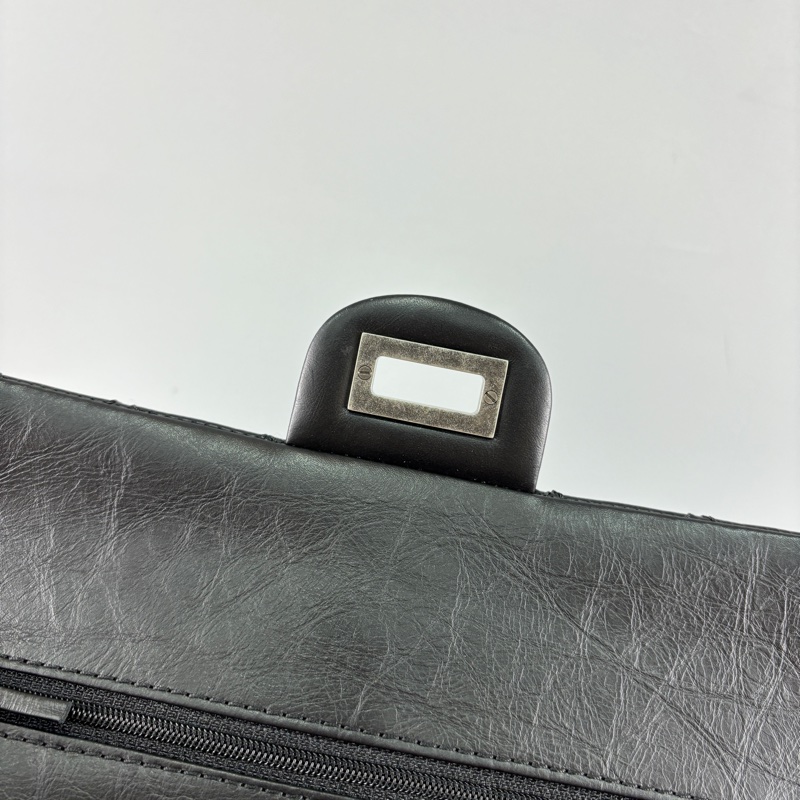 Chanel A37586黑復古牛皮銀扣2.55口蓋包中號-16