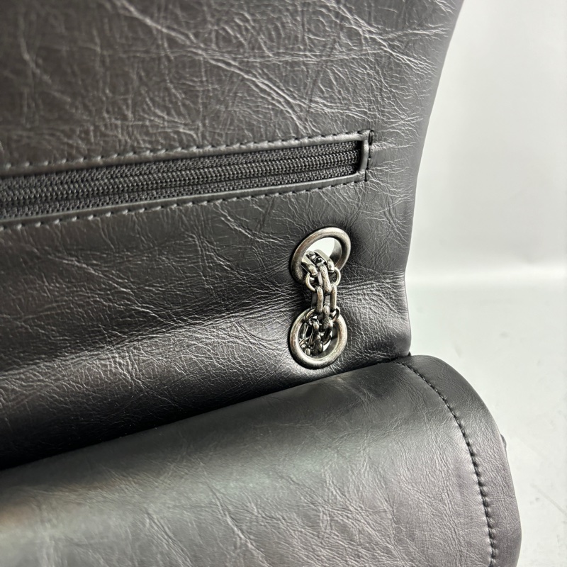 Chanel A37586黑復古牛皮銀扣2.55口蓋包中號-17